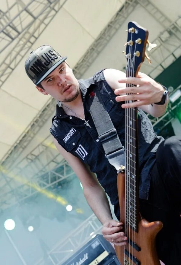 Гитаристы авторы. Ведущий гитарист. Justin hawkins the darkness. John frusciante 2023. Басист солист.