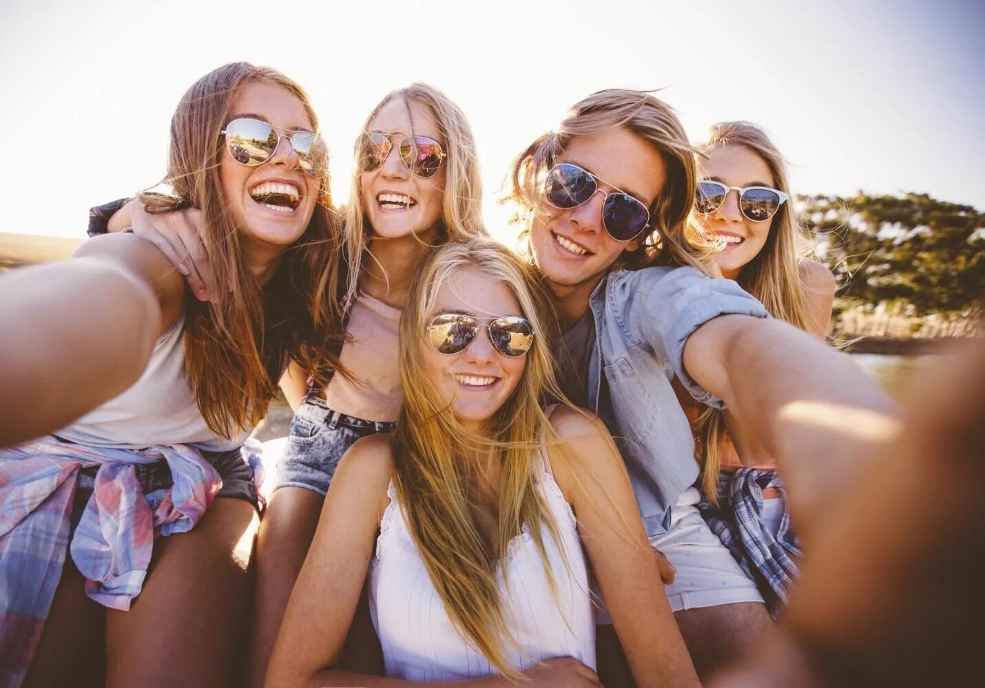 A lot of girls here are. Много подруг. Несколько девочек. Несколько девушек на селфи. Селфи с подругой.