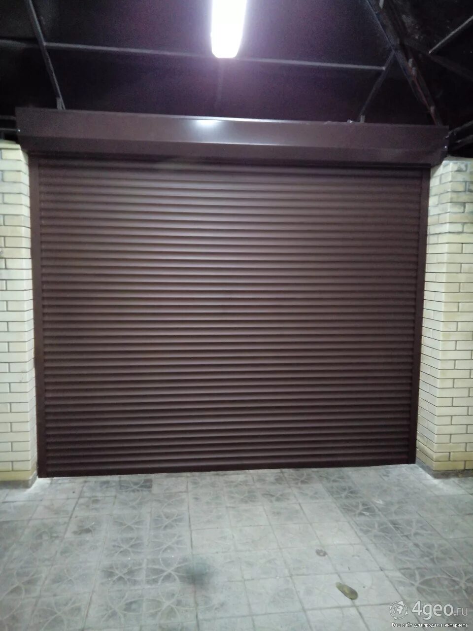 Роллетные ворота doorhan. Гаражные ворота рольставни дорхан. Alutech рольставни ворота. Рольставни дорхан темный дуб. Рольворота rhs75.