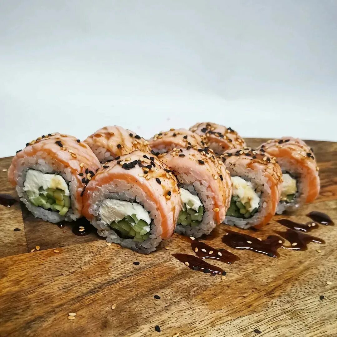 Вкусные суши. Пицца терияки. Пицца суши вок островцы. Калифорния лайт роллы. Сет филадельфия.