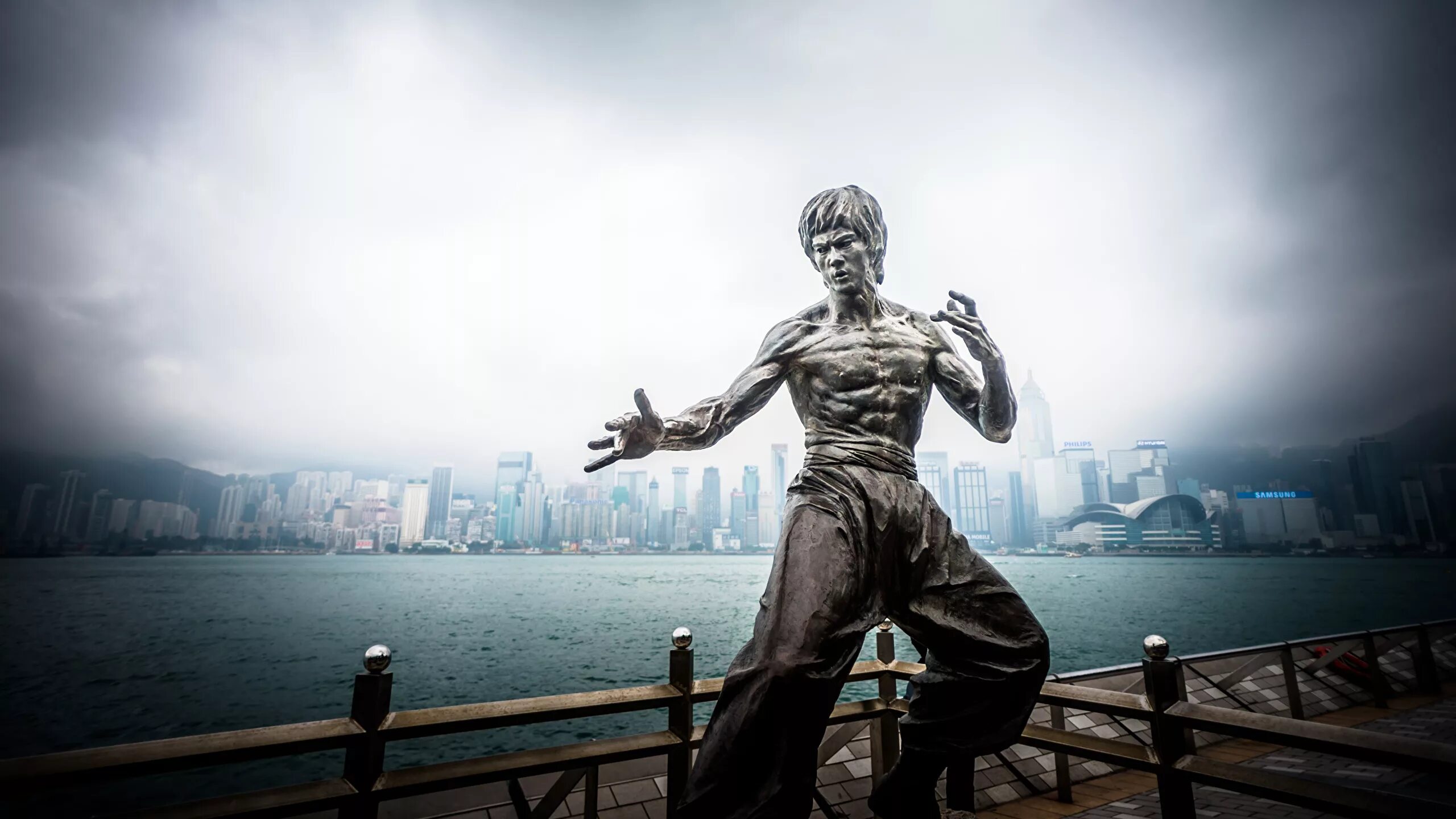 Гонконг Брюс ли. Statue of Bruce Lee (Hong Kong). Статуя Брюса ли. Брюс ли памятник. Брюс город