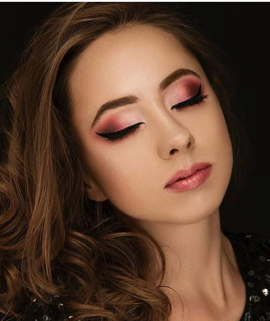 Макияж сделать на праздник. Голливудский смоки айс. Макияж. Яркий макияж глаз. Мейк смоки айс пошагово.