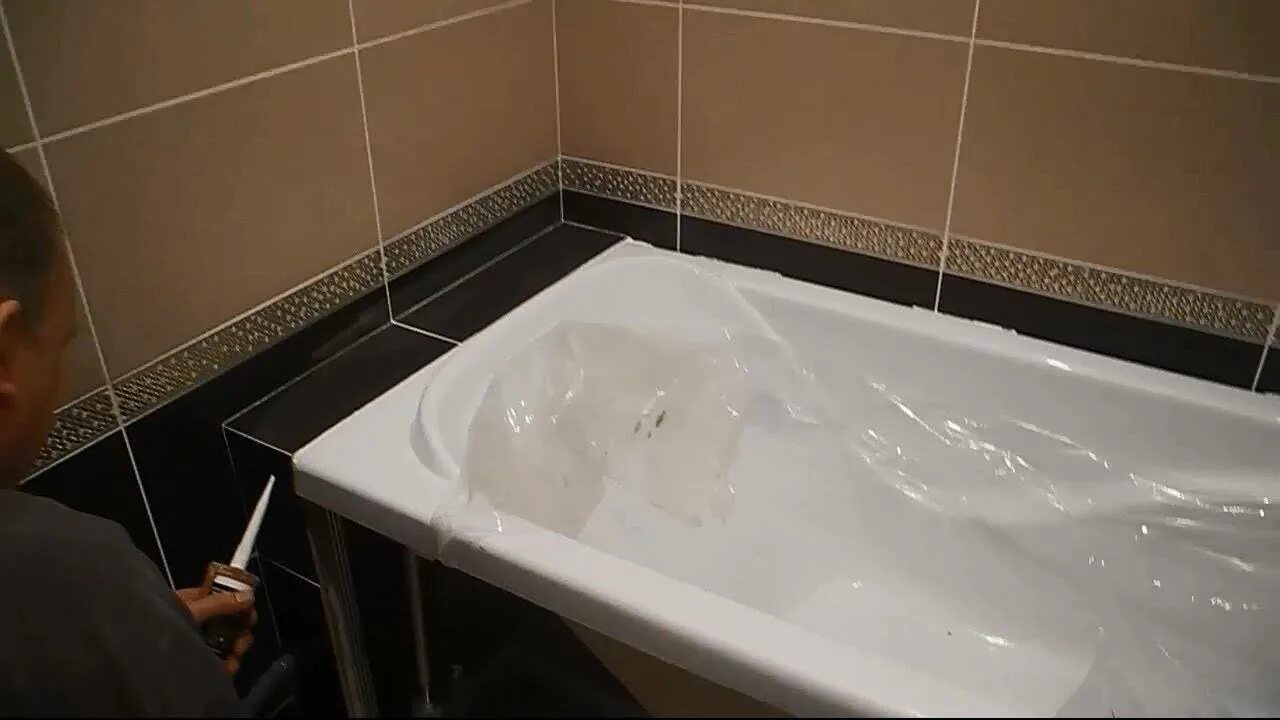 Чем можно замазать ванну. Плитка между ванной и стеной. Между ванной и стеной. Полочка между ванной и стеной. Кафель вокруг ванны.