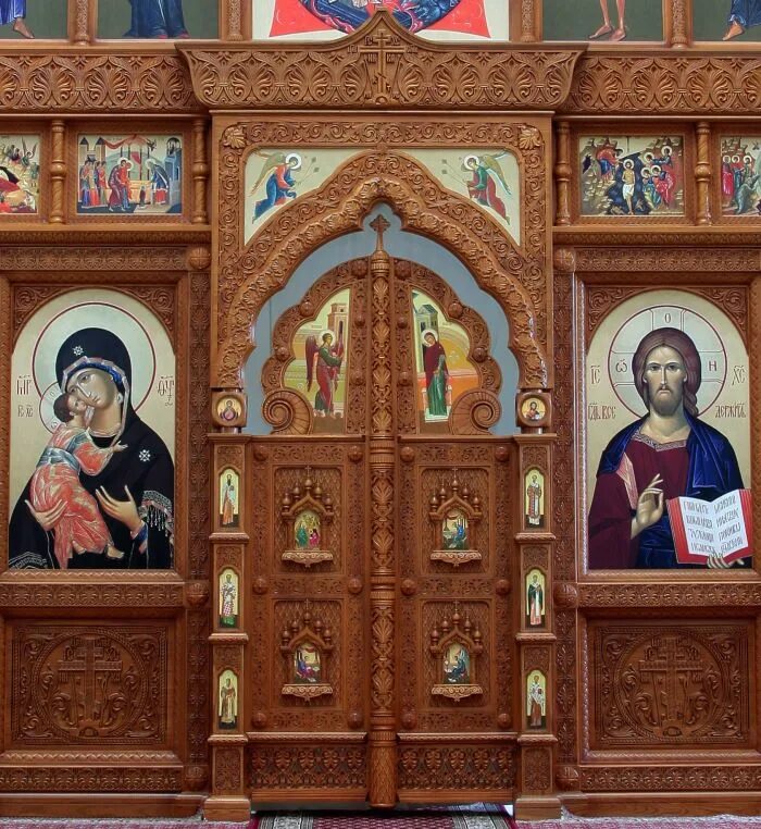 иконы на иконостасе в православном храме.