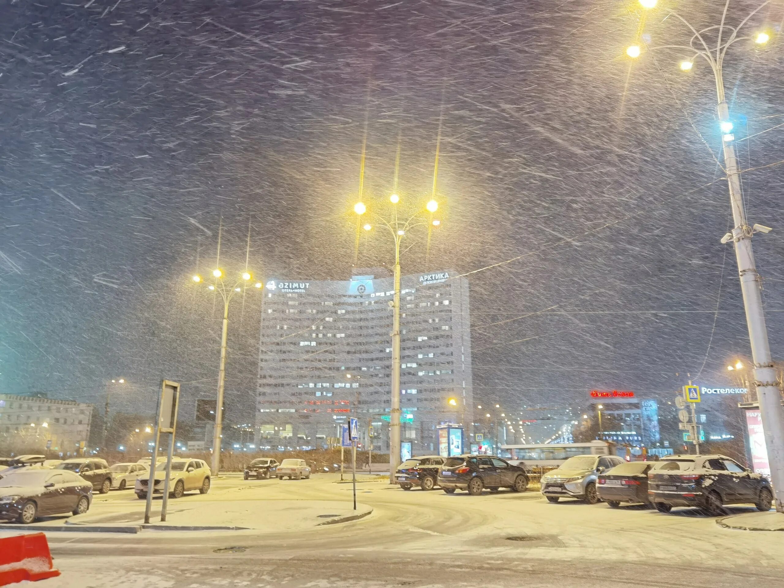 Мурманск температура сейчас. Мурманск ночью. Заснеженный город ночью. Ночь в Мурманске сейчас. Мурманск климат.