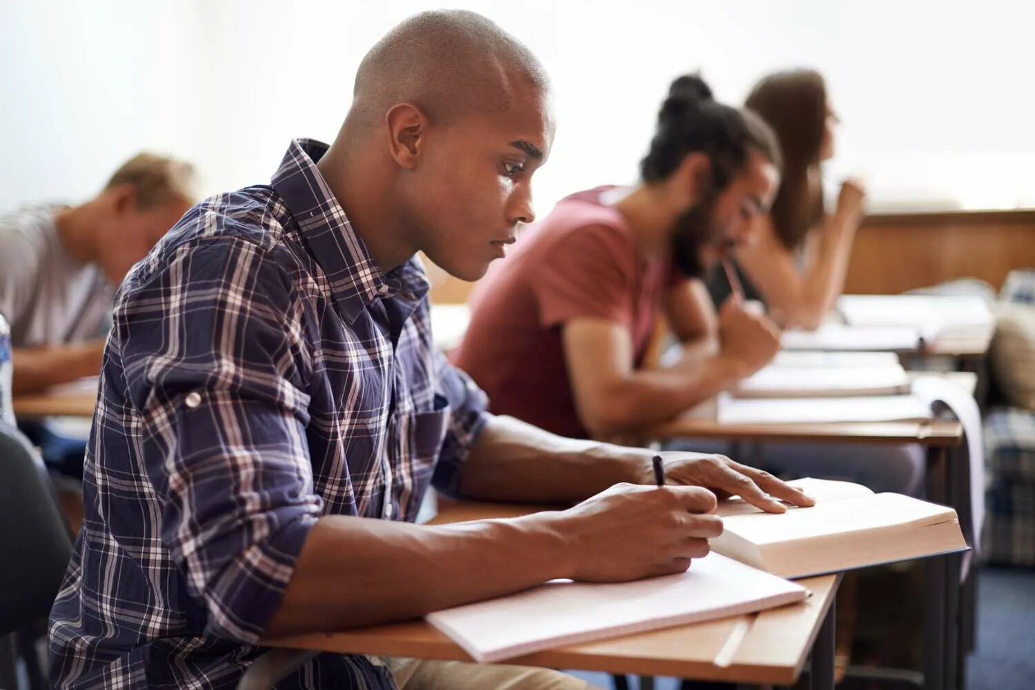 Student s test. Студенты колледжа. Студент социолог. Студенты в классе. Студент пишет.