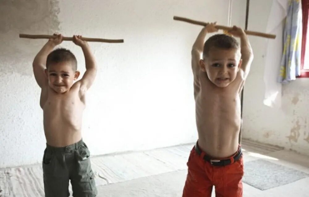 Сильные мальчики 10 лет. Джулиано строе с братом. Джулиано Румыния. Сильный мальчик.