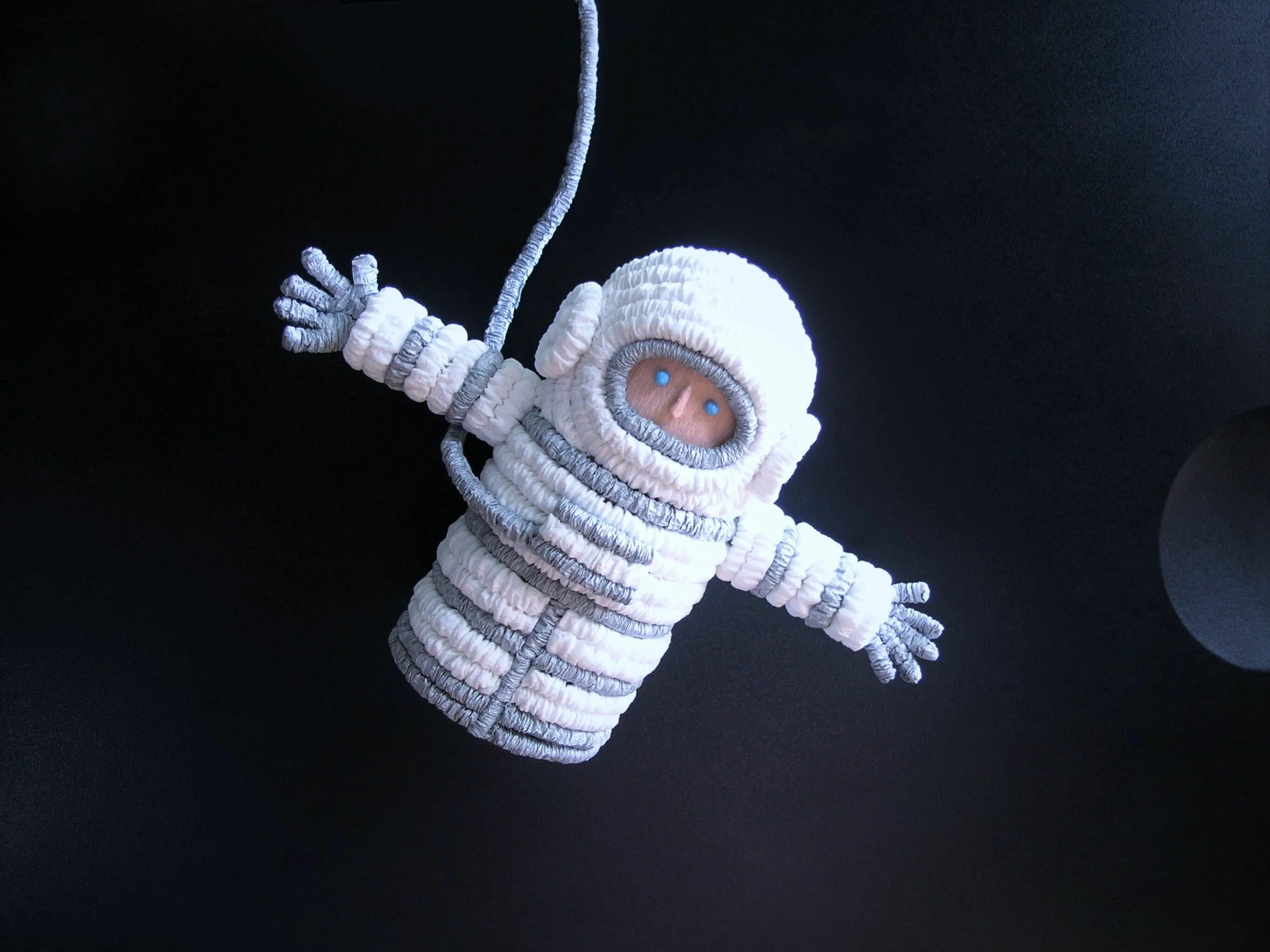 Поделки из бумаги космонавтика. Поделка космонавт. Космонавт папье маше. Космонавт из бумаги.