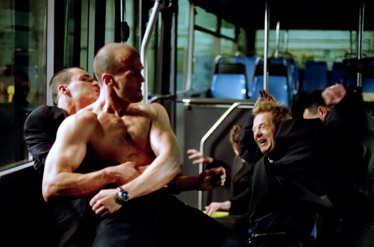 Кадр кадри. Перевозчик 2002. Перевозчик 1 фильм 2002. Джейсон Стэтхэм перевозчик 1. Фрэнк Мартин перевозчик 2002.