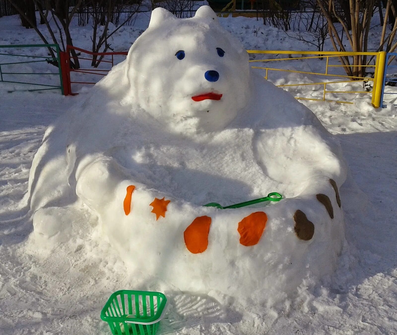 снежные постройки в детском саду. зимние постройки в детском саду из снега. постройки из снега в детском саду. снежные фигурки для детского сада. снежные постройки в детском саду.