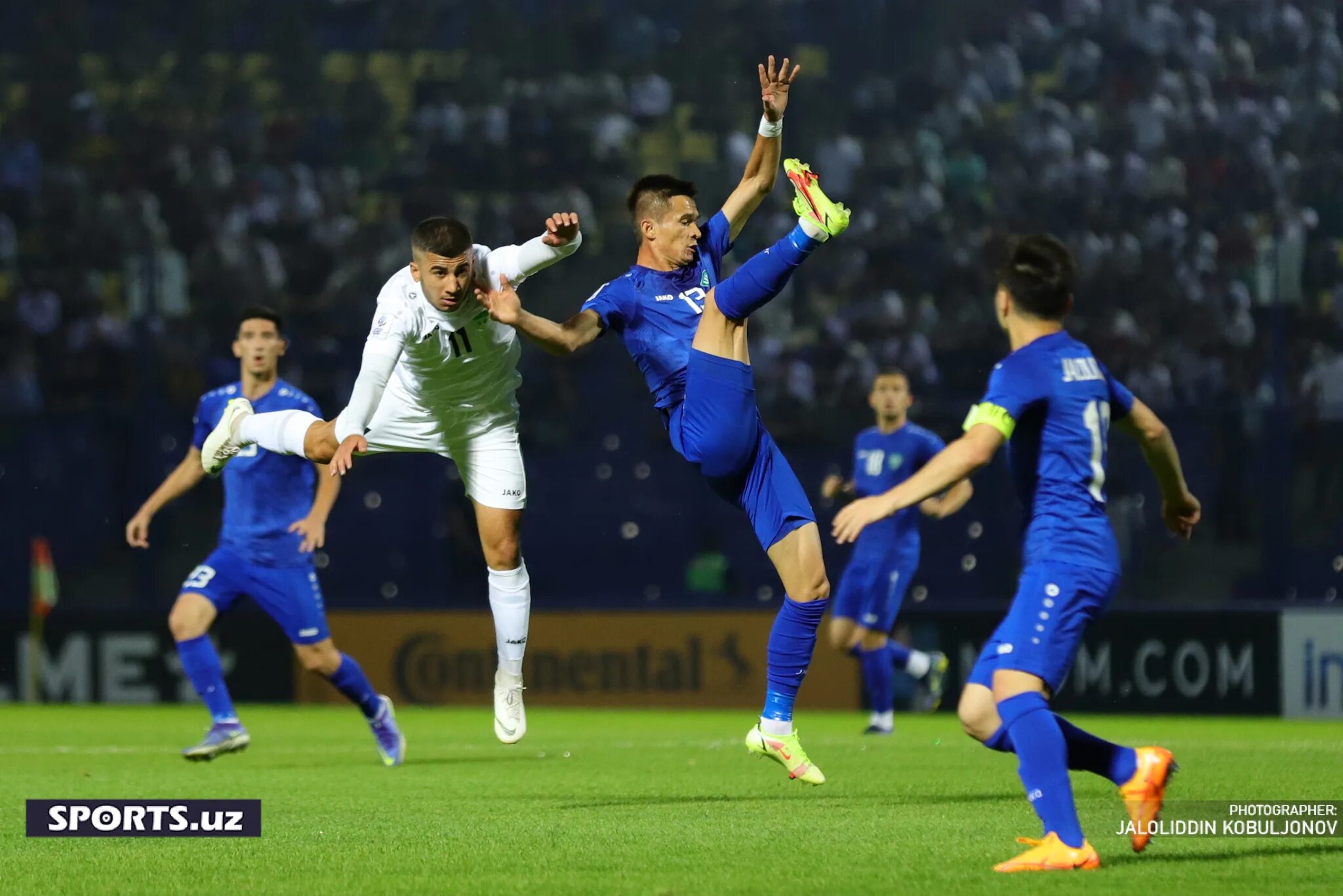 Спорт футбол узбекистан. Uzbek Futbol. Футбол Узбекистан. Фудбол Узбекистон вс ангила. Фон футбол Узбекистан.