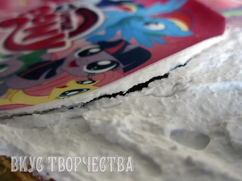 Как использовать сахарную бумагу. Белковый крем и сахарная бумага. сахарная бумага просвечивает крем. как класть сахарную бумагу на крем. как приклеить сахарную бумагу к крему.