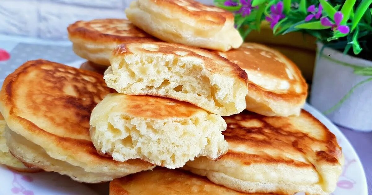 Оладьи на кефире с мукой пышные. Пышные оладьи. оладушки на кефире пышные. кефир для оладьев. кефирные оладьи.