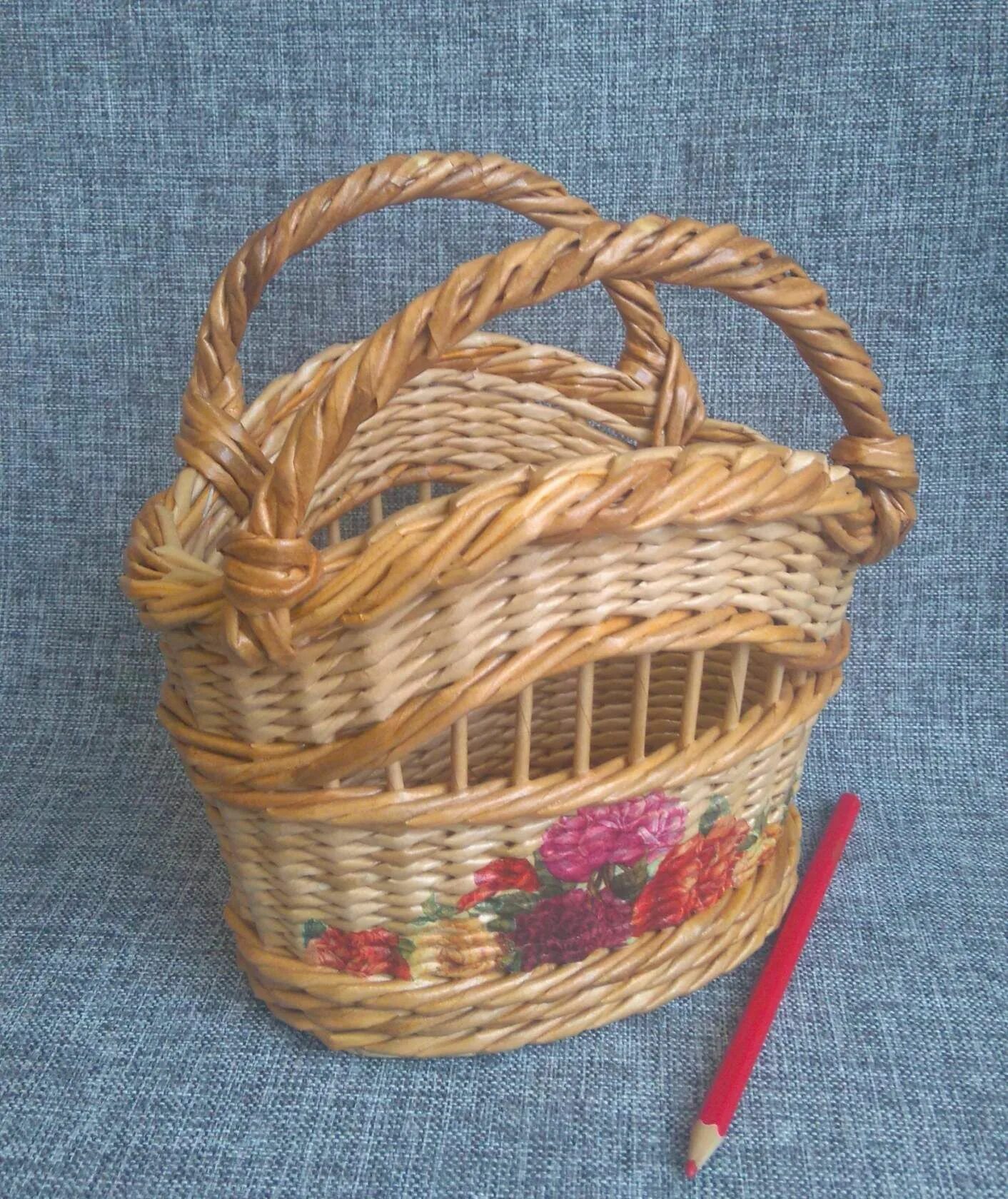 корзина из бумажной лозы с цветами. сделать плетеную открытку. плетеная открытка. плетеная открытка. плетеные корзинки курочки.