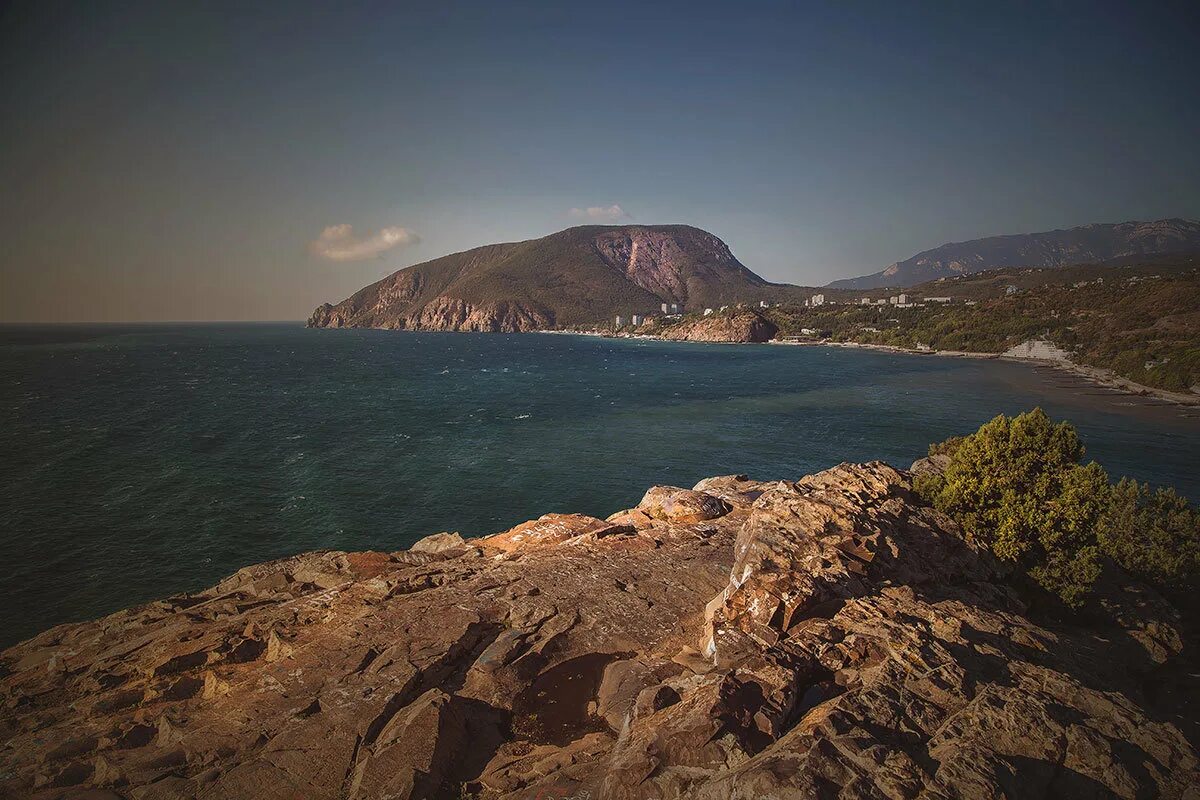 Утёс Крым мыс Плака. Скала Плака Крым. Мыс Партенит в Крыму.