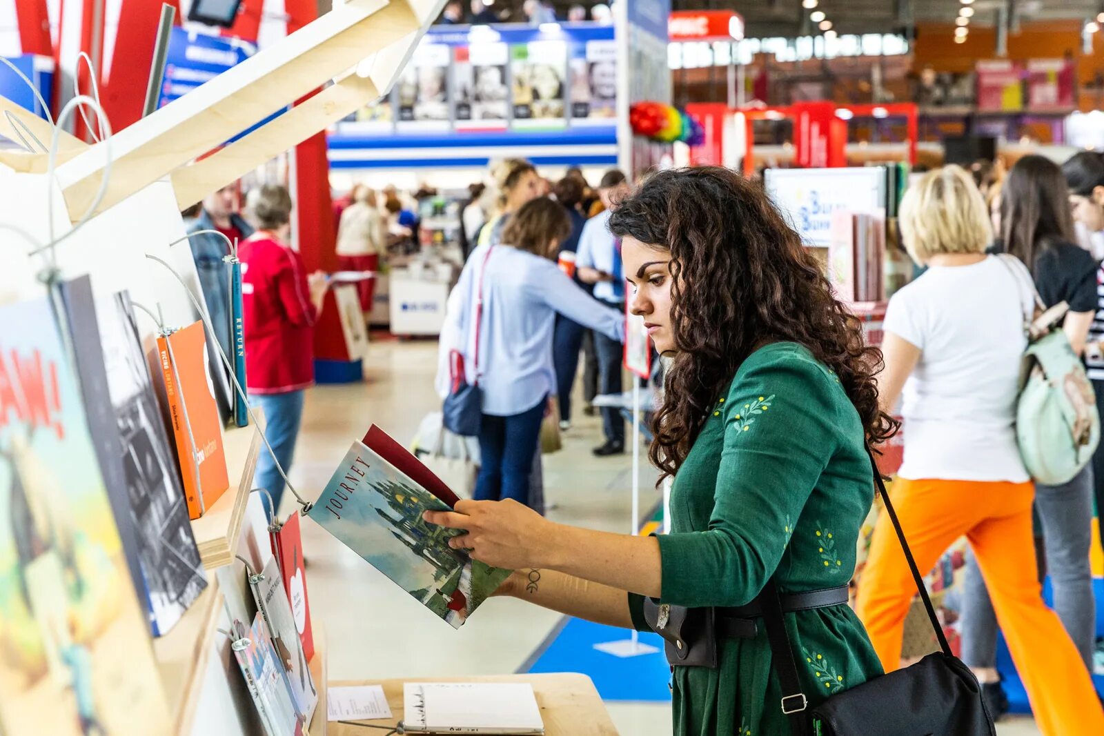 Международная выставка книг. Московская Международная книжная ярмарка (ММКЯ). Международная книжная ярмарка ВДНХ. Книжная ярмарка в Москве на ВДНХ. Московская Международная книжная выставка-ярмарка.