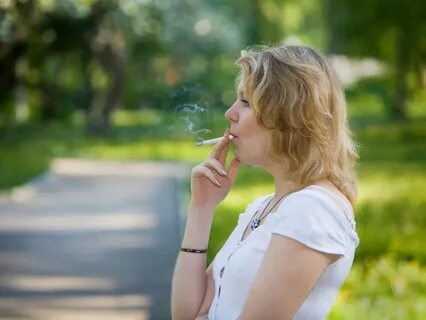 Женщины курят на улице