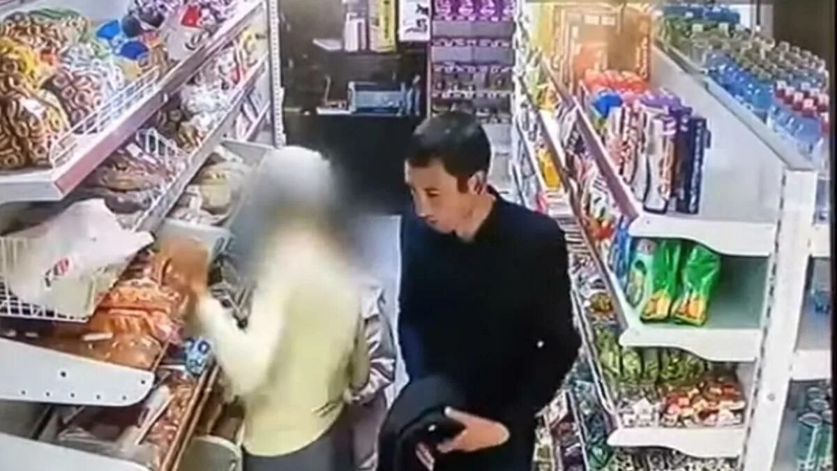 Воровки в подсобке. Воровки в подсобке
