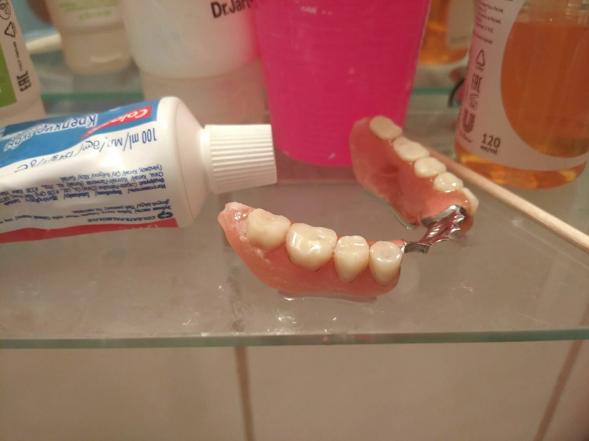 Чем можно приклеить зуб. Клей для зубных протезов из пластмассы. Приклеить зубные протезы. Клей для склеивания зубных протезов.