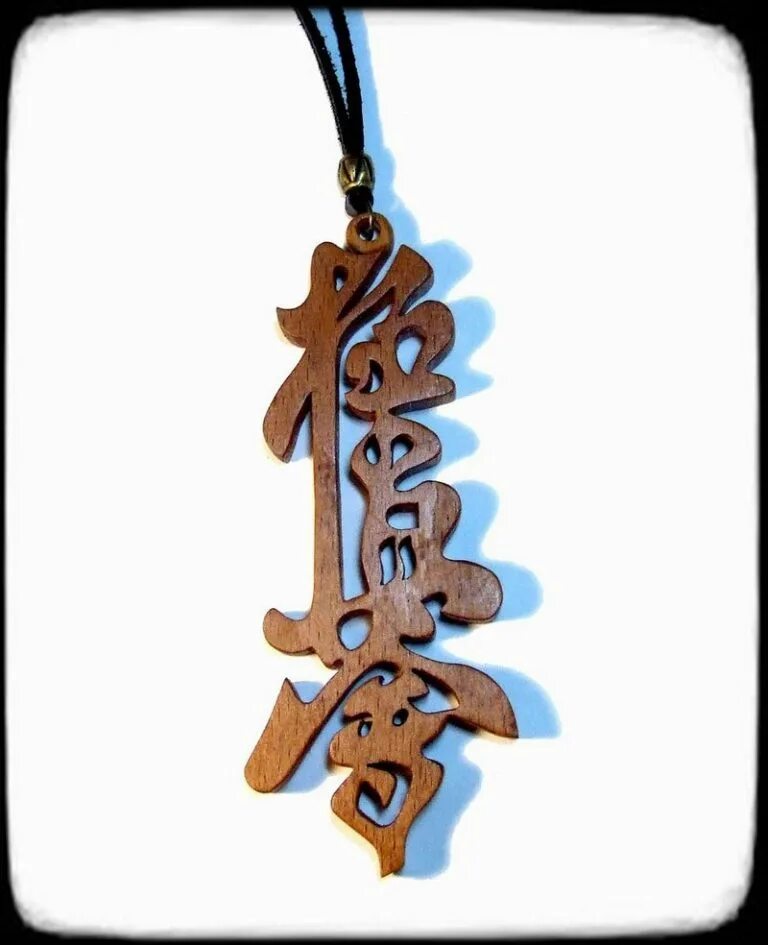 Японский иероглиф самурай. Деревянные иероглифы. Деревянные иероглифы. Японские таблички с иероглифами. Знак доллара на стене.