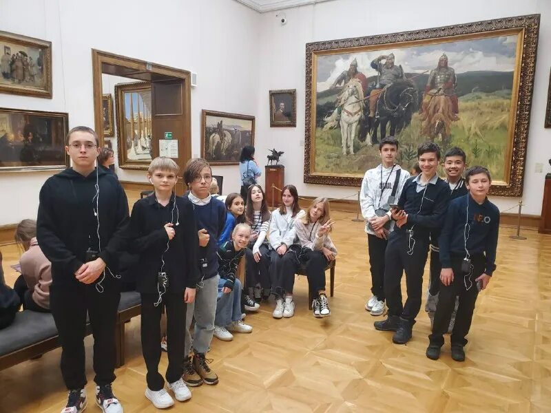 собрание третьяковской галереи посвящено. н. третьяковская галерея вид сверху. третьяковская галерея москва внутри. экскурсовод наталья сергеевна третьяковка москва.