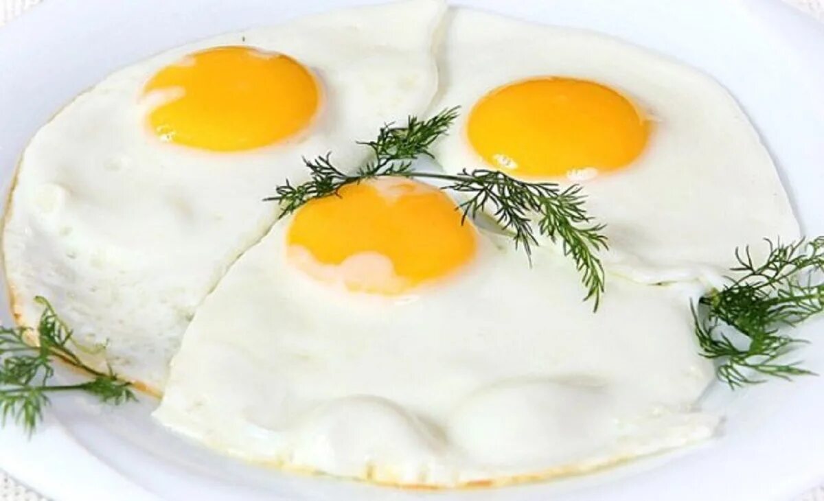 Яичница глазунья 3 яйца. Яичница из 2 яиц. Яичница омлет глазунья. Яичница глазунья из трех яиц. Яичница на тарелке.