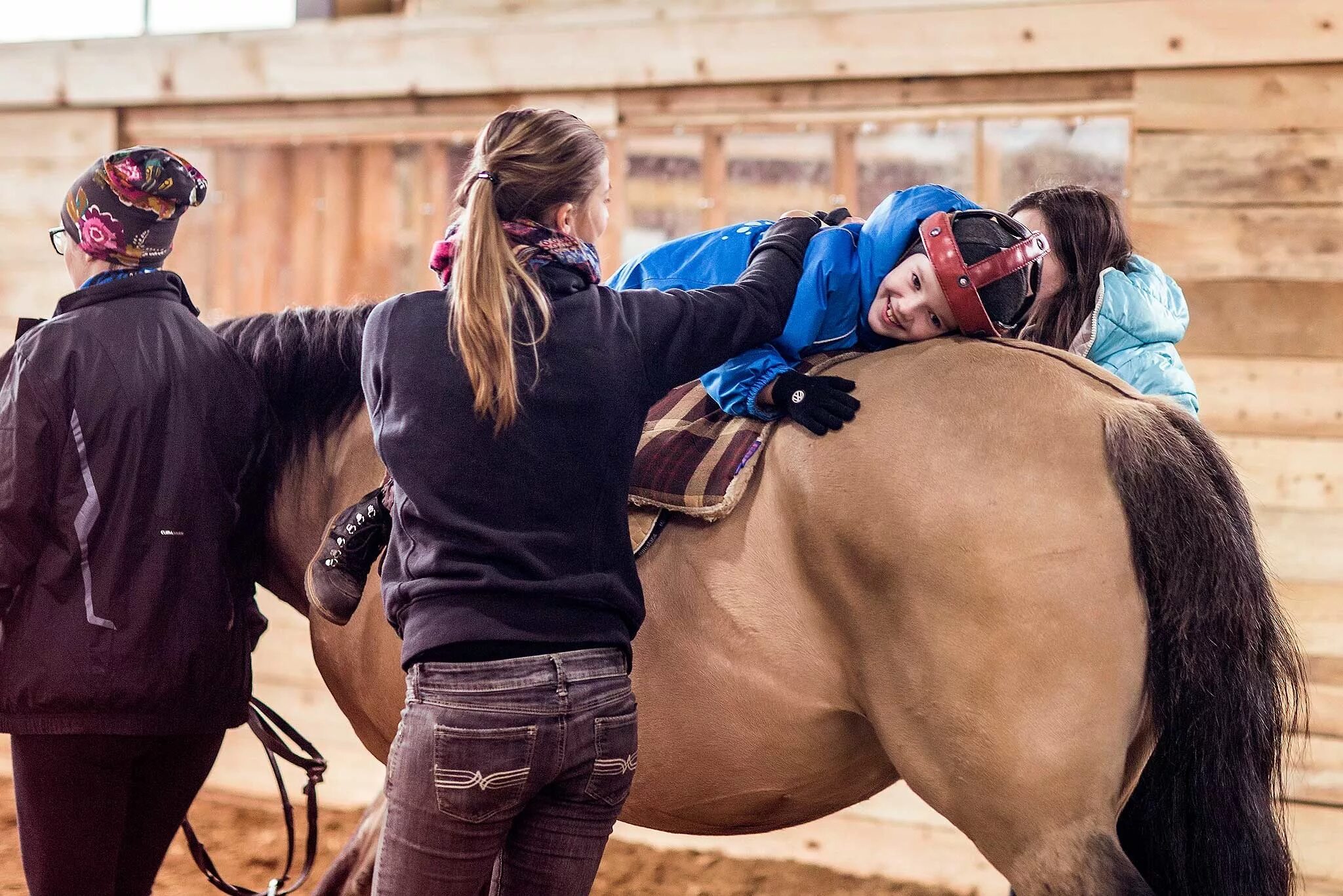 Мальчишки на лошадях. Иппотерапия конный спорт. Верховая езда иппотерапия. Лошадь для детей. Лечебная верховая езда.