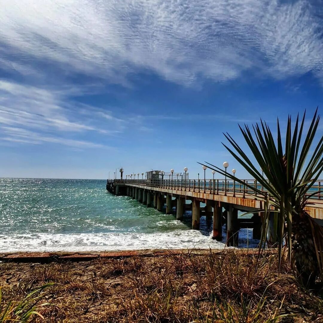 Адлер мыс видный. Пляж касабланка в лазаревском. Город сочи адлер. Города россии сочи. Г сочи море.