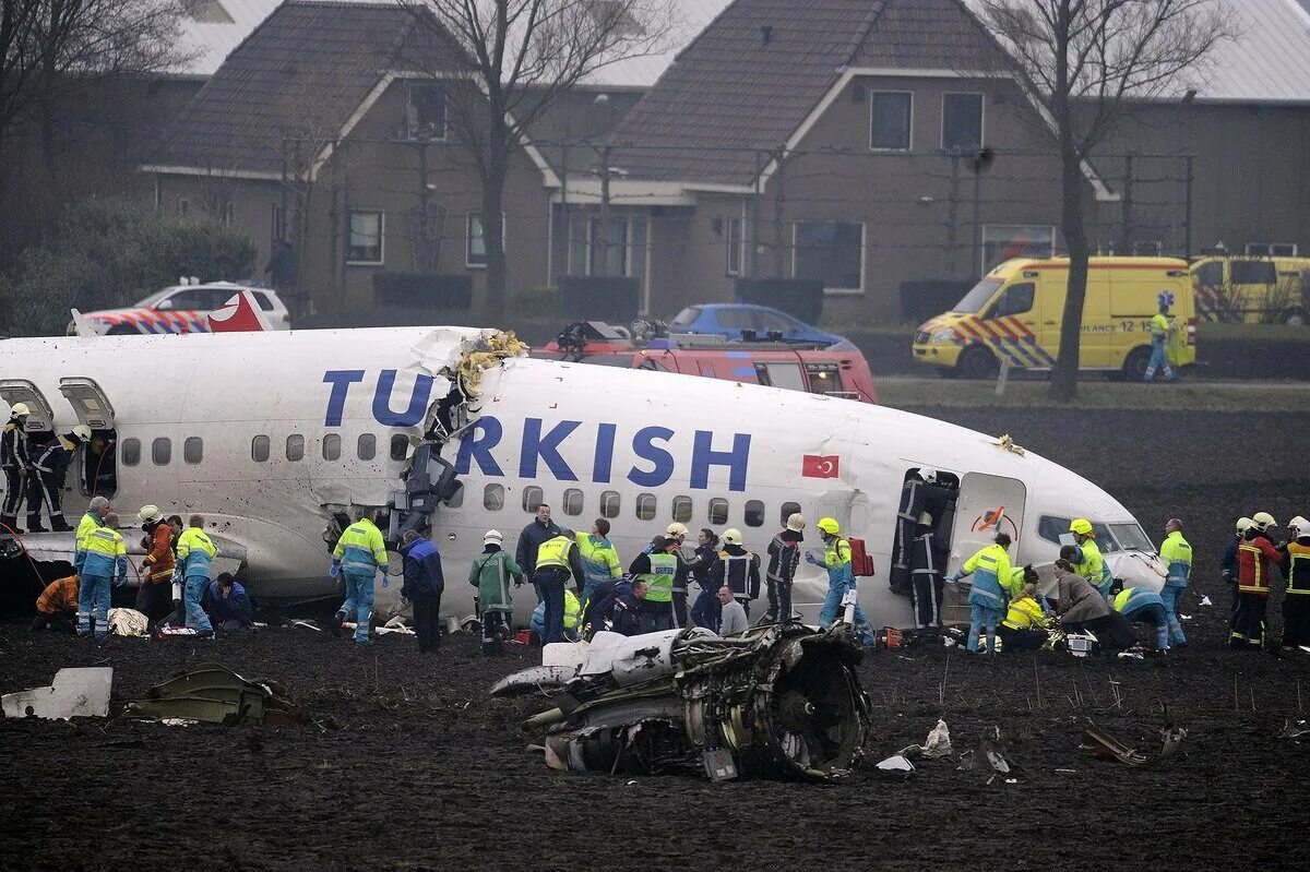 Авиакатастрофы компании. Катастрофа Boeing 737 в Амстердаме. Боинг 737 турецкие авиалинии авиакатастрофы. Боинг 737 Turkish Airlines катастрофа.
