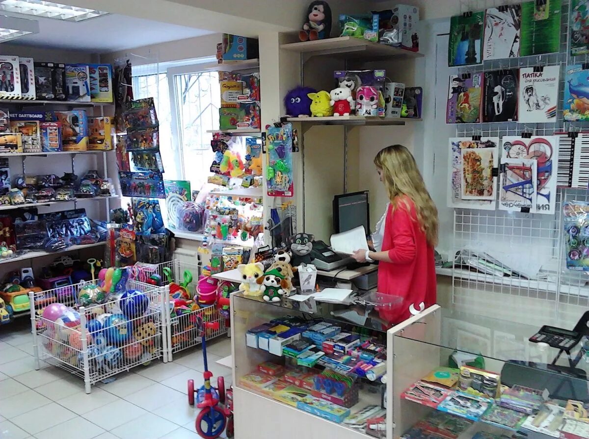 спрос на игрушки. ассортимент игрушек в магазине. розничная торговля игрушками. Mattel рынок. небольшой отдел игрушек.