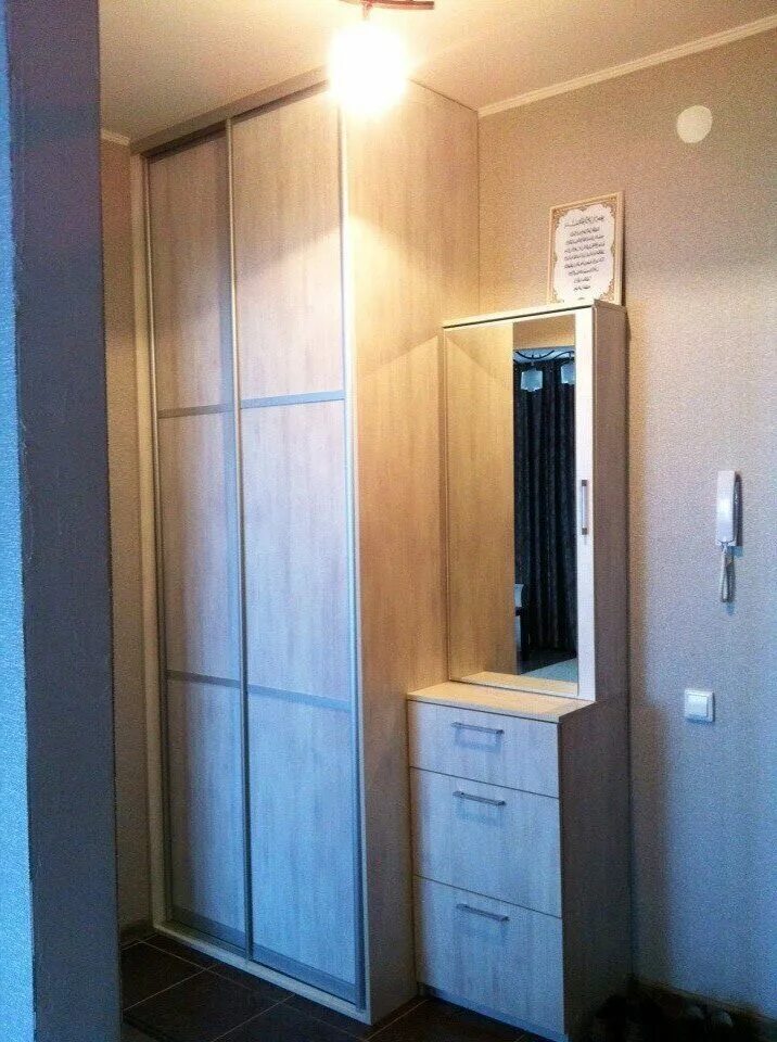 Шкаф-купе в прихожую хрущевки. Кладовка в прихожей в хрущевке. Встроенные шкафы в нишу в прихожей. Встроенный шкаф в прихожей в хрущевке. Встроенный шкаф в прихожей в хрущевке.