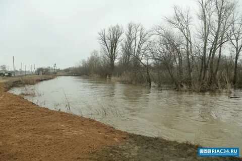 После разлива реки на лугу осталась большая