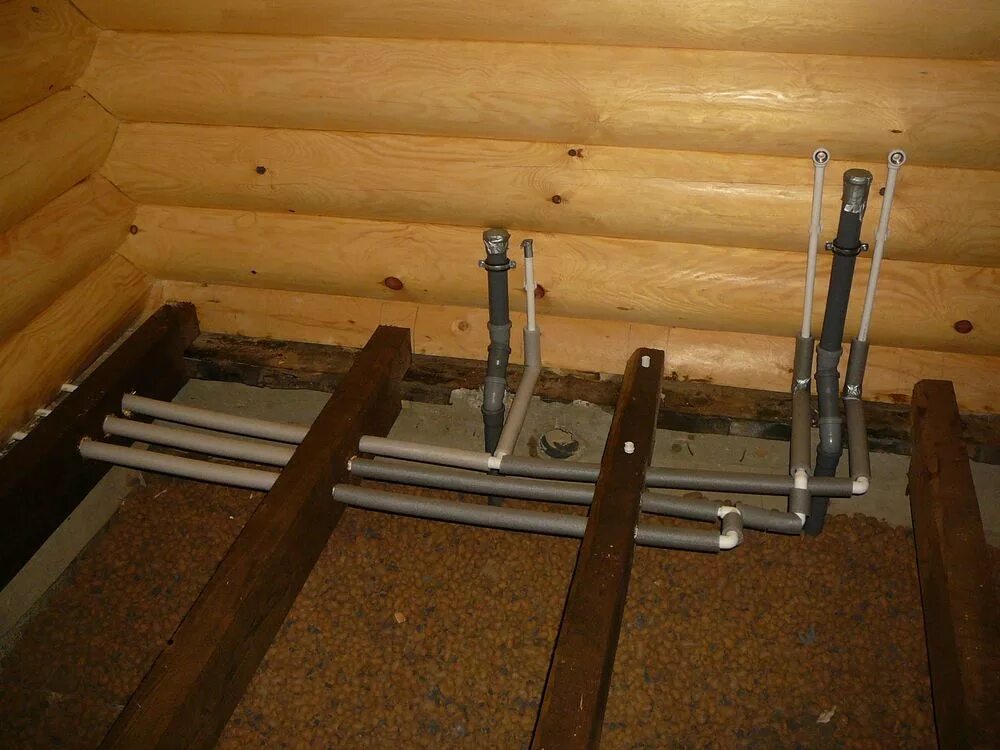 Водопровод в деревянном доме. Трубы отопления из пола. Водопровод в деревянном доме. Отопление в частном доме из бруса. Трубы отопления в каркасном доме.