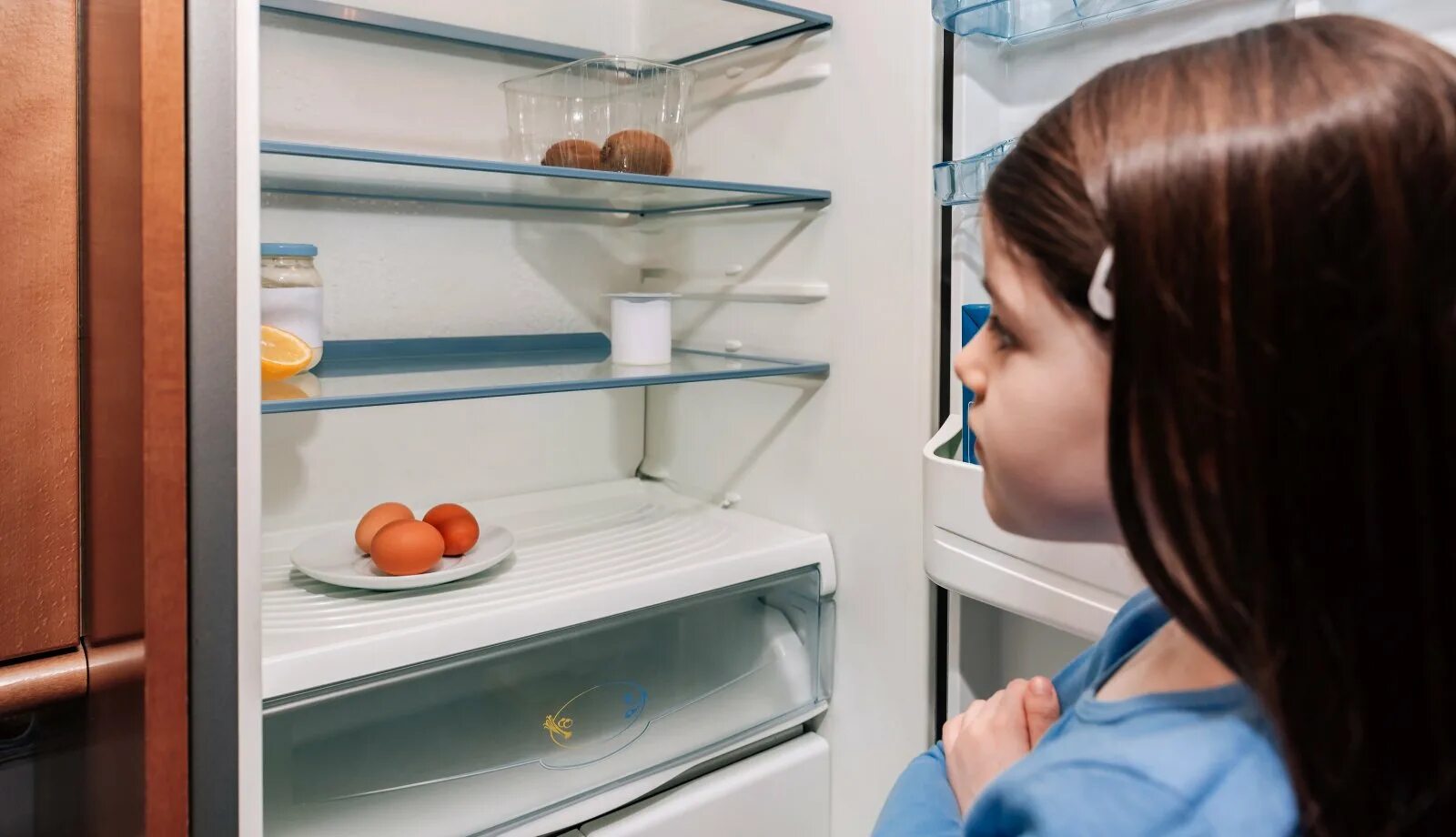 Пустой холодильник. Женщина и пустой холодильник. Женщина открывает пустой холодильник. Женщина смотрит в пустой холодильник.