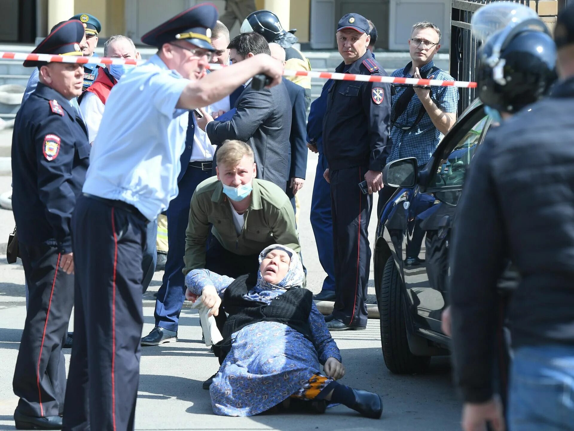 Стрельба в школе сегодня. Стрельба в школе сегодня. Гимназия 175 казань теракт. Стрельба в школе сегодня. Казань стрельба в школе 11 мая 2021.