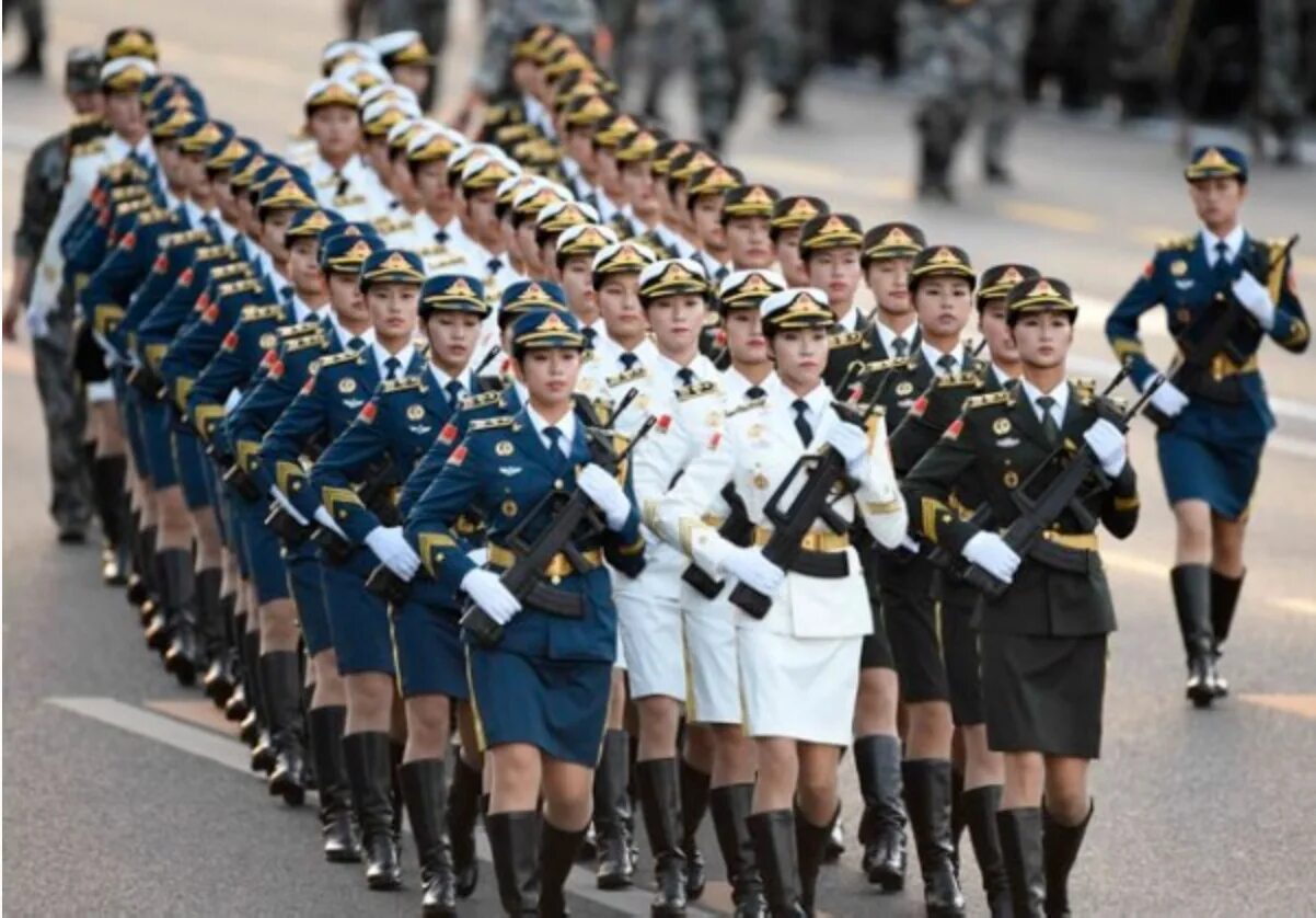 Военные победы стран. Военная форма. Женщины военные на параде. Женщины военнослужащие на параде. Женская парадная Военная форма.