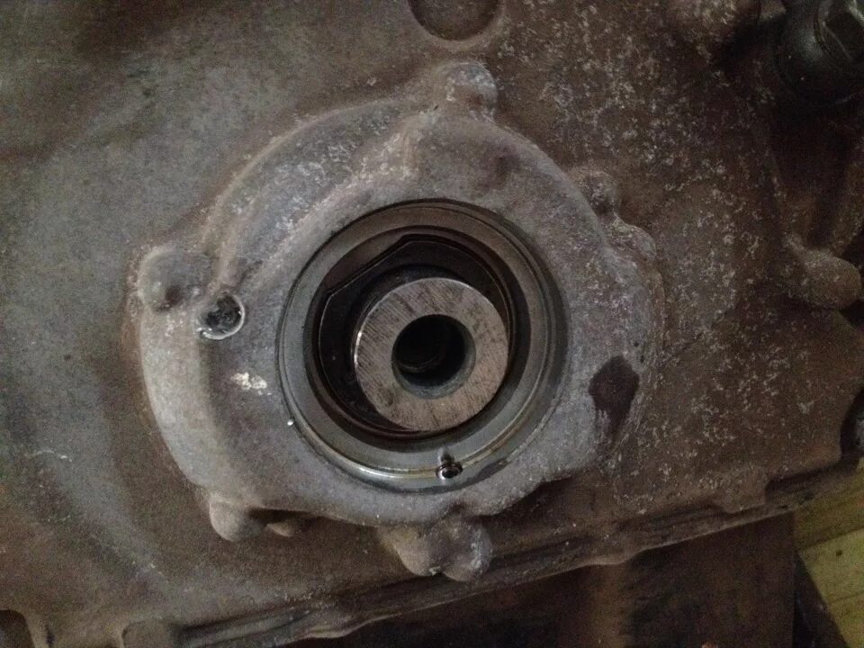 Задний сальник коленвала chevrolet lumina. Сальник коленвала шевроле круз 1. Сальник переднего привода шевроле авео т250. Chevrolet cobalt 2013 сальник привода. Как поменять сальник коленвала шевроле.