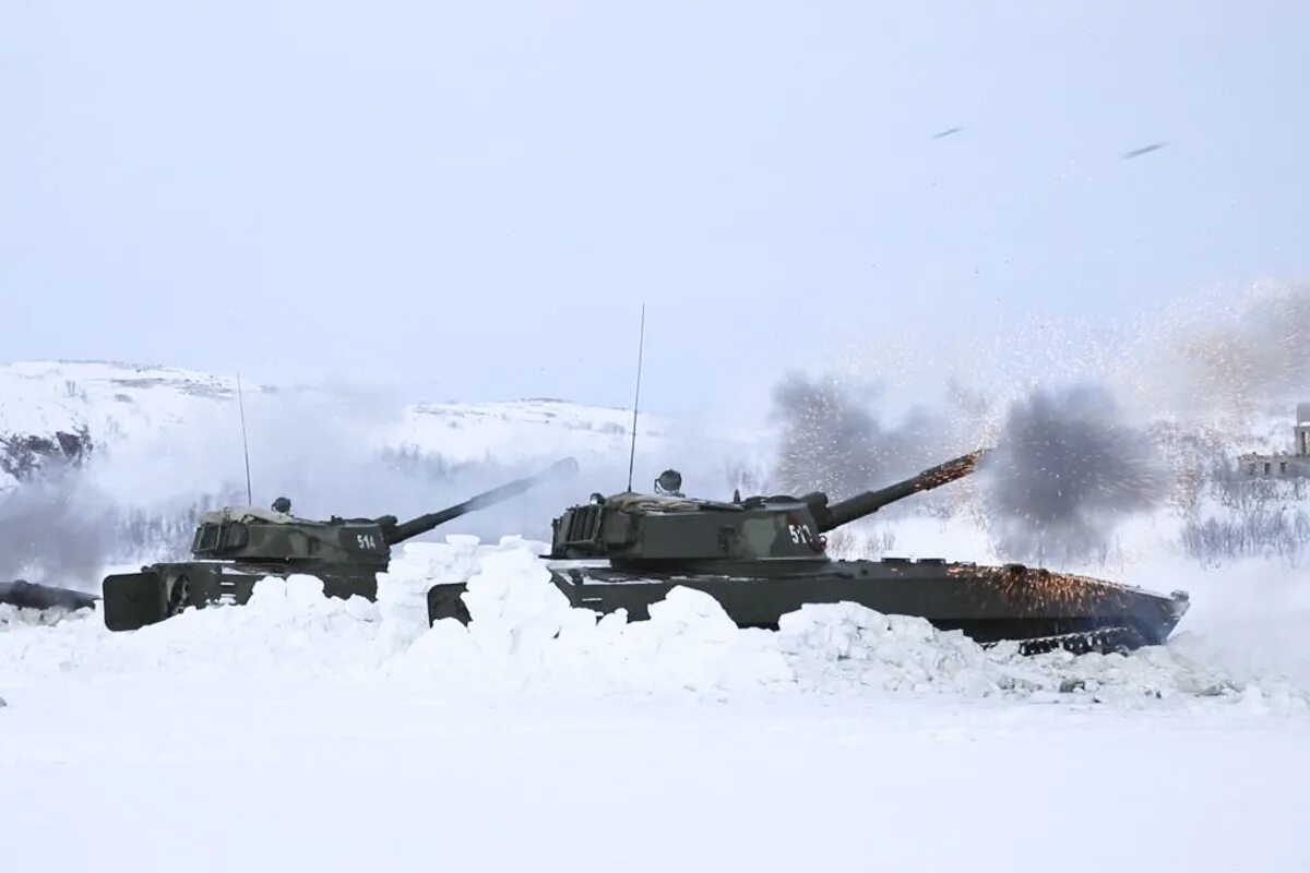 Остановиться войско. Мобильная артиллерия. Армия России учения 2022 снегах. Артиллерийская система морская пехота в Арктике.
