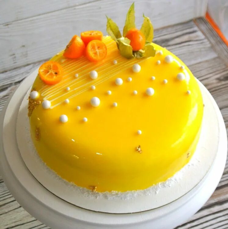 Муссовый торт манго клубника. Желтый муссовый торт. Лимонный муссовый торт. Муссовый торт апельсин. Желтая глазурь