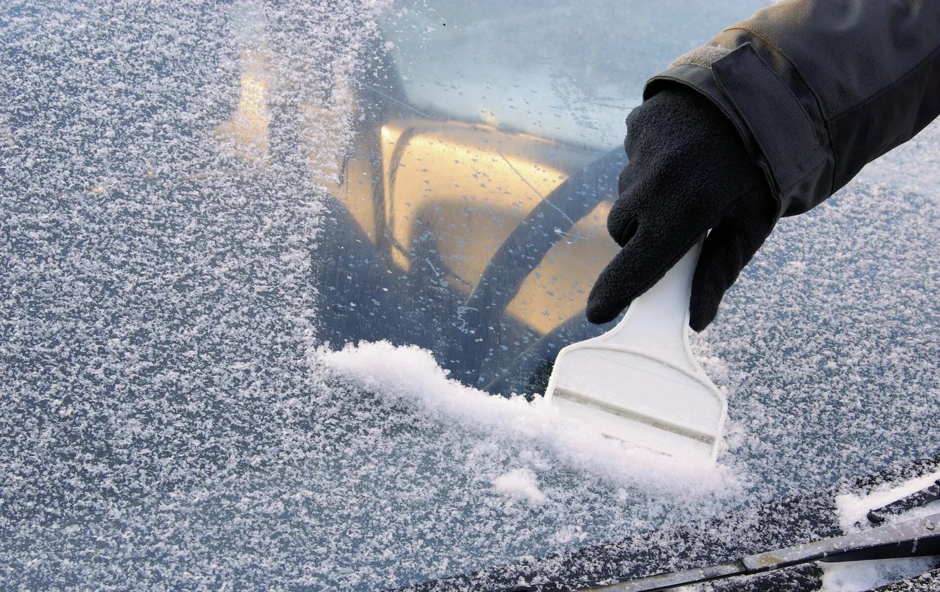Почистить лед. Почистить лед. Лед на стекле автомобиля. Скребок от наледи для авто. Почистить лед.