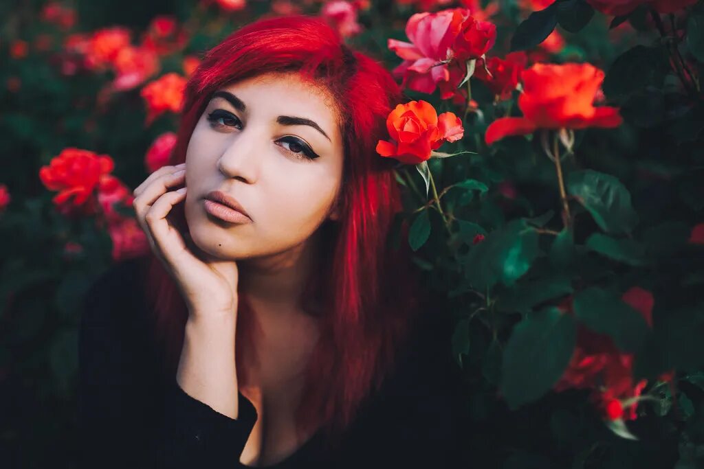 Beautiful human. Девушка с красными волосами. Красные волосы 2023. Картинки в волосах красные цветы. Rose Red актриса.