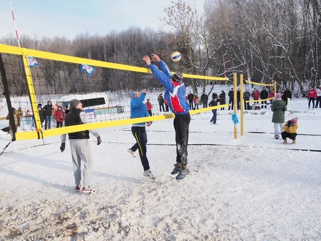 волейбол на песке. зимний волейбол в нижнем новгороде. крытая площадка для пляжного волейбола. пляжный волейбол зимой в зале. атлантик сити волейбол пляжный.