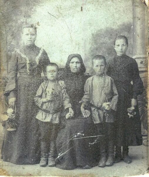 Семья царегородцевых. Семья купца сорокина нижегородская губерния. Семья в деревне лаптевых. Семья в деревне лаптевых. Крестьянская семья 19 века в россии.