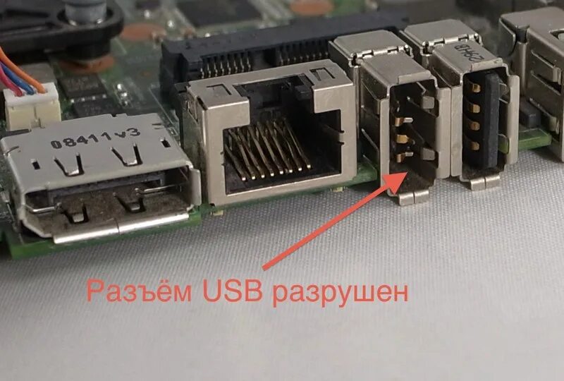 Почему не включается usb. Юсб порт разъем. Разъём USB 3.0 на материнку. Сломанный юсб разъем. Сломанный разъем юсб в компе.