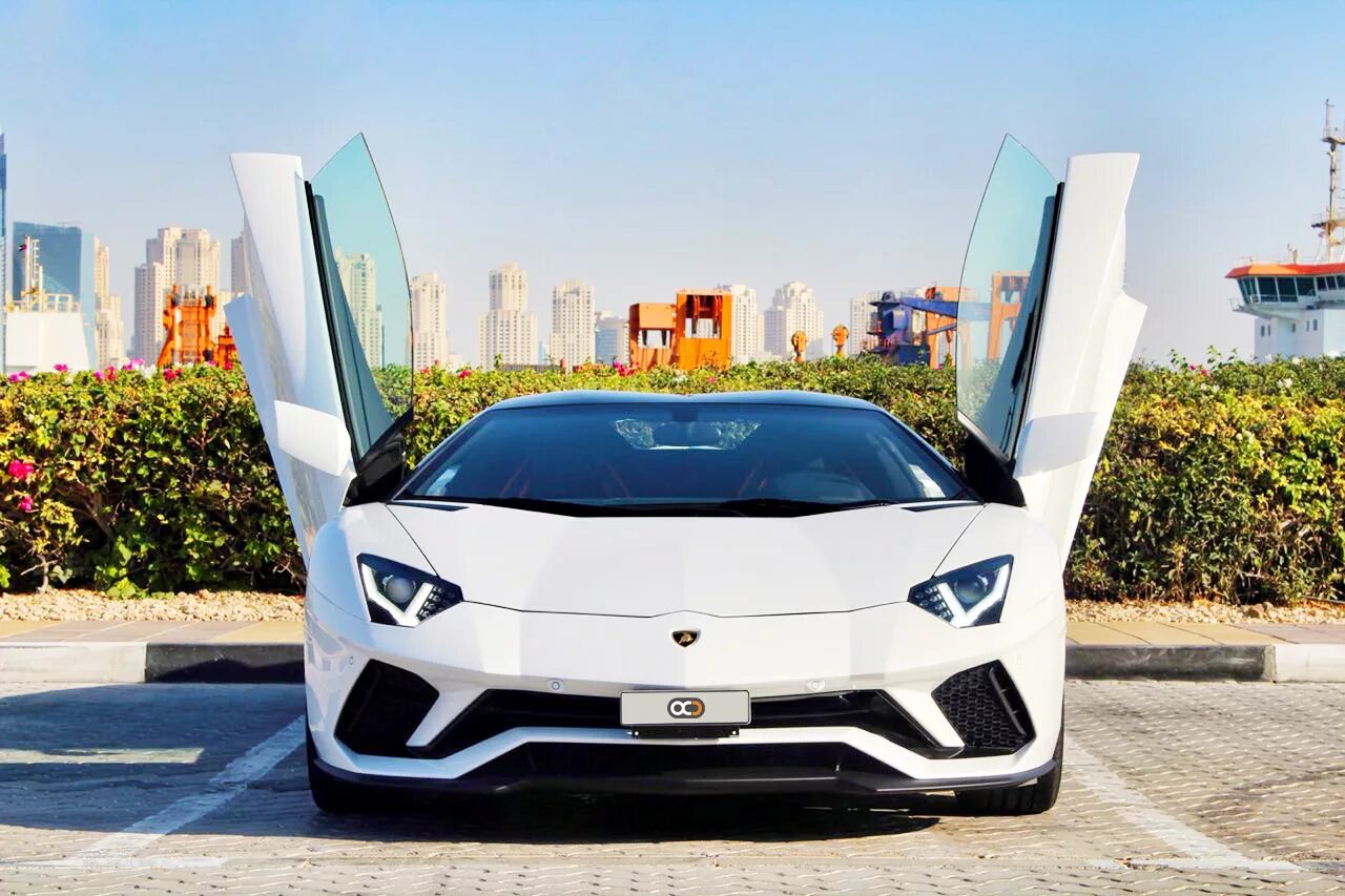 Uae cars. Ламборджини авентадор Дубай. Ламборджини в Дубае. Ламборгини Dubai Дубай. Aventador Ламборгини в Дубай.