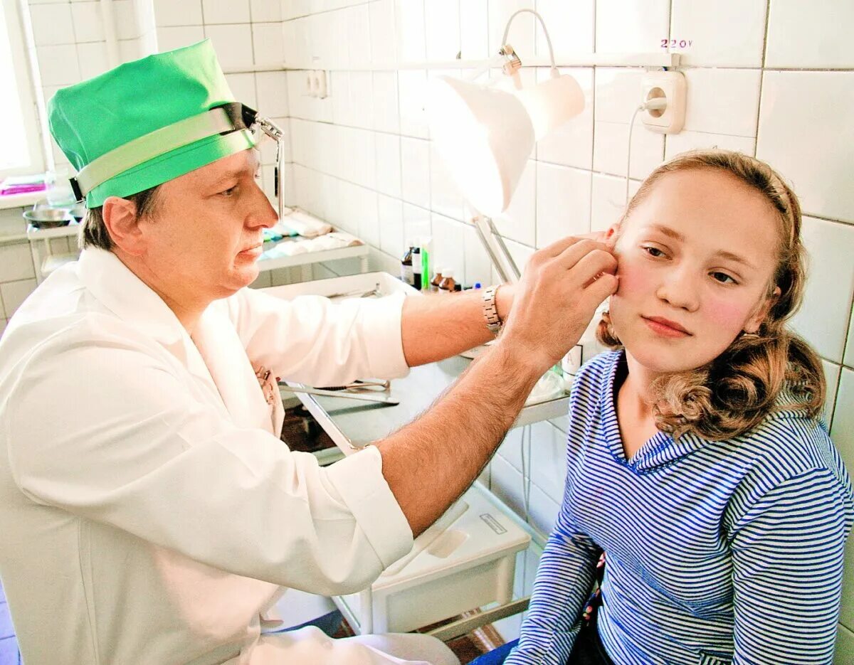 Лечение уха врачи. Отоларинголог детский. ЛОР осматривает ухо у ребёнка. ЛОР врач детский.