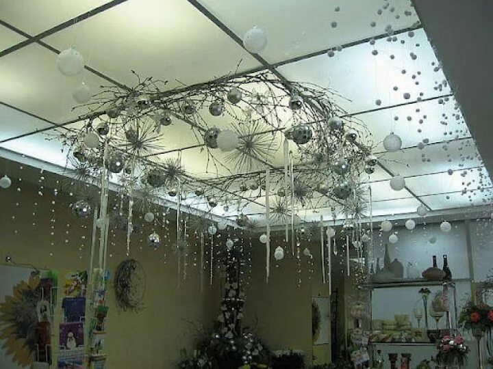 Гирлянда потолочная. Комната с елкой. Украшение потолка на новый год в офисе. Украшение офиса на новый год. Украшение потолка в офисе.