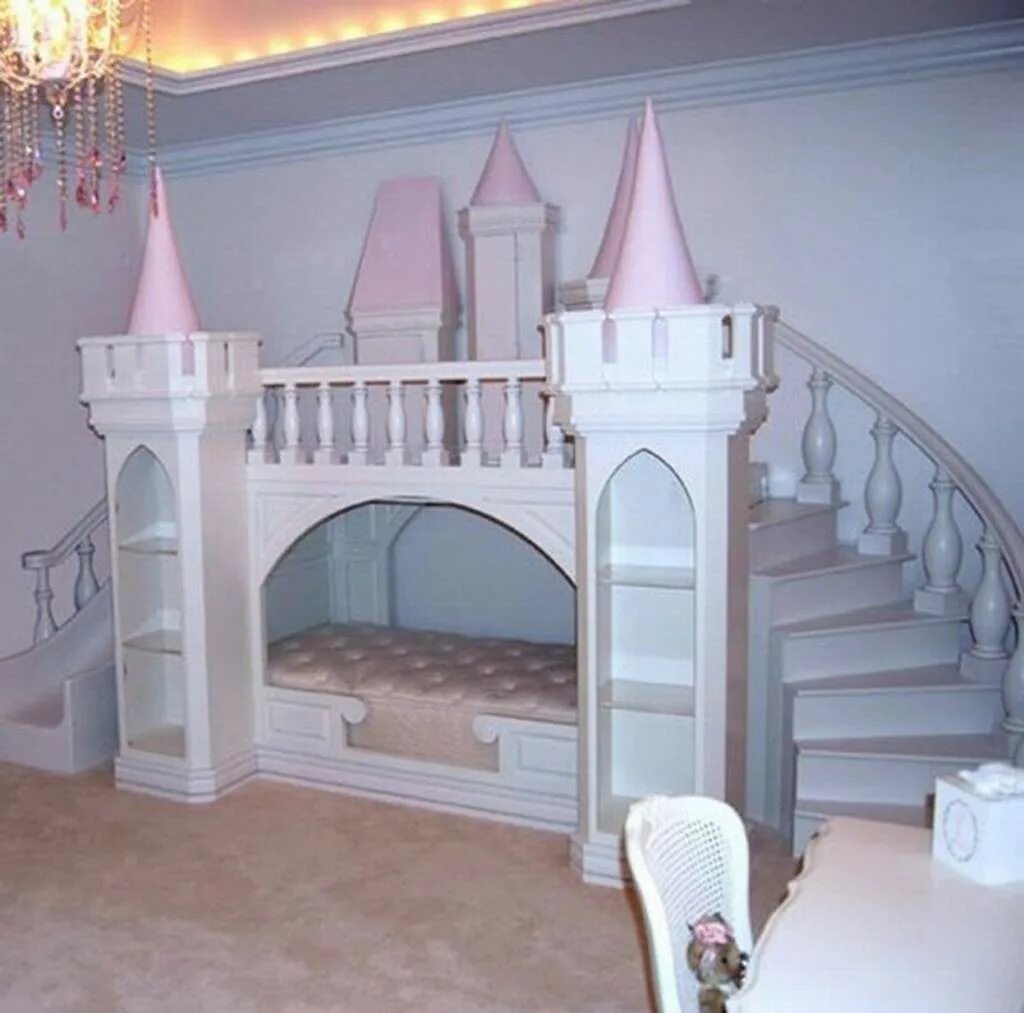 Замок маленькой принцессы. Детская кровать чердак замок принцессы. Кровать двухъярусная домик принцесса Fantasy. Необычные кровати для девочек. Кровать в виде замка для девочек.