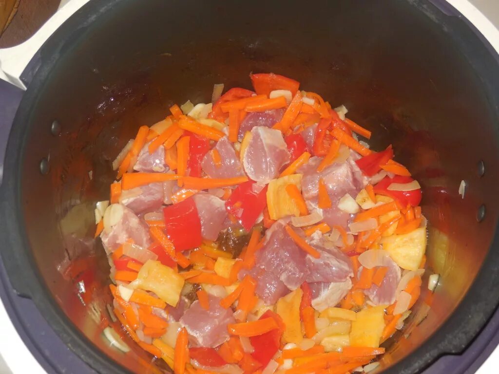 Тушеная картошка с мясом в кастрюле. Тушёная картошка с мясом в мультиварке. Тушёная картошка с овощами в мультиварке. Мясо с овощами в мультиварке. Тушёная картошка с мясом в кастрюле.