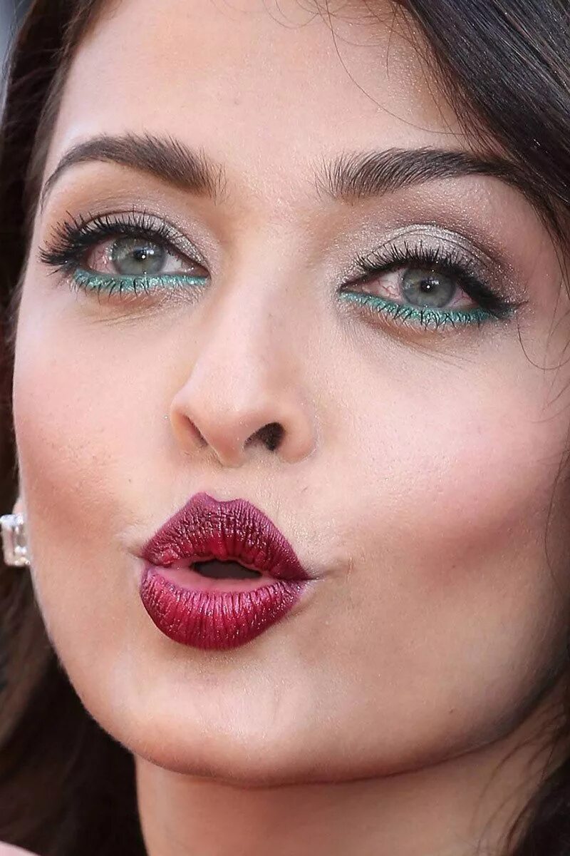 барбара палвин губы. элис редлипс. макияж. лицо девушки. ярко накрашенные губы.